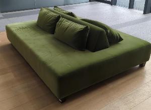 Canapé double face édition Maison Sarah Lavoine recouvert de velours vert olive, pieds en bois, coussins amovibles et déhoussables. 70 x 220 x 160 cm. Localisation : rdc hall