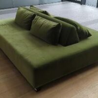 Canapé double face édition Maison Sarah Lavoine recouvert de velours vert olive, pieds en bois, coussins amovibles et déhoussables. 70 x 220 x 160 cm. Localisation : rdc hall – Image 2