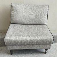 Fauteuil chauffeuse modèle Noa édition Maison Sarah Lavoine recouvert de tissu chiné gris clair avec liseré noir, pieds en bois, coussins amovibles et déhoussables. (tâches). 75 x 73 x 82 cm. 4 unités. Vendu à l'unité avec faculté de réunion. Localisation : rdc hall – Image 2