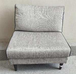 Fauteuil chauffeuse modèle Noa édition Maison Sarah Lavoine recouvert de tissu chiné gris clair avec liseré noir, pieds en bois, coussins amovibles et déhoussables. (tâches). 75 x 73 x 82 cm. 4 unités. Vendu à l’unité avec faculté de réunion. Localisation : rdc hall