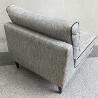 Fauteuil chauffeuse modèle Noa édition Maison Sarah Lavoine recouvert de tissu chiné gris clair avec liseré noir, pieds en bois, coussins amovibles et déhoussables. (tâches). 75 x 73 x 82 cm. 4 unités. Vendu à l'unité avec faculté de réunion. Localisation : rdc hall – Image 3