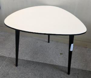 Table d'appoint tripode édition Maison Sarah Lavoine en métal, plateau triangulaire émaillé beige, piétement en métal noir. 37 x 49 x 45 cm. 2 unités. Vendu à l'unité avec faculté de réunion. Localisation : rdc hall