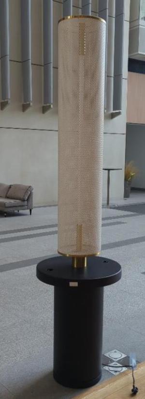 Lampadaire socle en bois type wengé avec deux prises électriques, abat-jour en tôle perforée blanche et doré. Hauteur 244 cm. DIamètre du socle 60 cm, diamètre abat-jour 30 cm. 5 unités. Vendu à l'unité avec faculté de réunion. Localisation : rdc hall