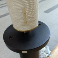 Lampadaire socle en bois type wengé avec deux prises électriques, abat-jour en tôle perforée blanche et doré. Hauteur 244 cm. DIamètre du socle 60 cm, diamètre abat-jour 30 cm. 5 unités. Vendu à l'unité avec faculté de réunion. Localisation : rdc hall – Image 2