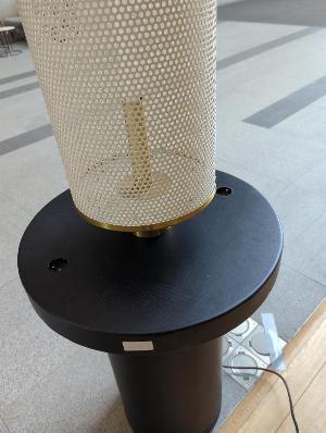 Lampadaire socle en bois type wengé avec deux prises électriques, abat-jour en tôle perforée blanche et doré. Hauteur 244 cm. DIamètre du socle 60 cm, diamètre abat-jour 30 cm. 5 unités. Vendu à l’unité avec faculté de réunion. Localisation : rdc hall