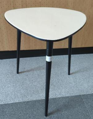Table d'appoint tripode édition Maison Sarah Lavoine en métal, plateau triangulaire émaillé beige, pieds en métal noir. 48 x 49 x 44 cm. Localisation : Rdc Hall