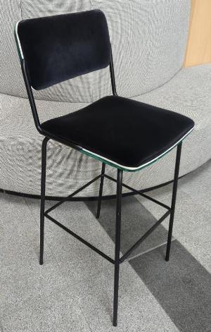 Paire de chaises hautes modèle Double Jeu édition Maison Sarah Lavoine, structure en métal noir, assise et dossier recouverts de velours noir et vert bouteille avec liseré blanc. 107 x 42 x 46 cm. 3 paires vendues à l'unité avec faculté de réunion. Localisation : rdc Hall