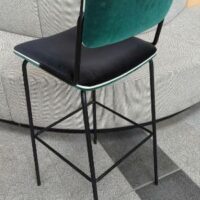 Paire de chaises hautes modèle Double Jeu édition Maison Sarah Lavoine, structure en métal noir, assise et dossier recouverts de velours noir et vert bouteille avec liseré blanc. 107 x 42 x 46 cm. 3 paires vendues à l'unité avec faculté de réunion. Localisation : rdc Hall – Image 2