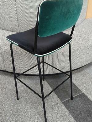 Paire de chaises hautes modèle Double Jeu édition Maison Sarah Lavoine, structure en métal noir, assise et dossier recouverts de velours noir et vert bouteille avec liseré blanc. 107 x 42 x 46 cm. 3 paires vendues à l’unité avec faculté de réunion. Localisation : rdc Hall