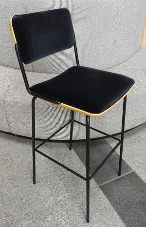 Paire de chaises hautes modèle Double Jeu édition Maison Sarah Lavoine, structure en métal noir, assise et dossier recouverts de velours noir et jaune avec liserés blancs. 107 x 42 x 46 cm. Site de Boulogne. 3 paires vendues à l'unité avec faculté de réunion. Localisation : rdc Hall