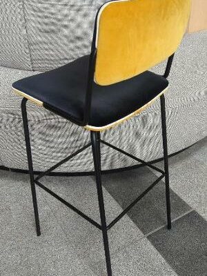 Paire de chaises hautes modèle Double Jeu édition Maison Sarah Lavoine, structure en métal noir, assise et dossier recouverts de velours noir et jaune avec liserés blancs. 107 x 42 x 46 cm. Site de Boulogne. 3 paires vendues à l’unité avec faculté de réunion. Localisation : rdc Hall