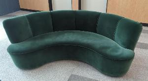 Canapé 6 places modèle Sarah édition Maison Sarah Lavoine de forme arrondie recouvert de velours vert bouteille. 80 x 190 x 71 cm. Site de Boulogne. 3 unités. Vendu à l'unité avec faculté de réunion. Localisation : hall