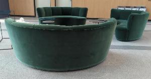 Canapé 6 places modèle Sarah édition Maison Sarah Lavoine de forme arrondie recouvert de velours vert bouteille. 80 x 190 x 71 cm. Site de Boulogne. 3 unités. Vendu à l’unité avec faculté de réunion. Localisation : hall