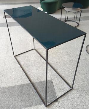 Console rectangulaire édition Maison Sarah Lavoine en métal, plateau émaillé couleur vert bouteille, piètement noir. 80 x 100 x 40 cm. Localisation : hall