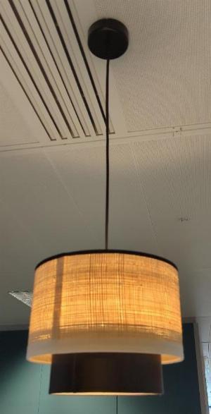 Suspension lumineuse modèle Eclipse édition Maison Sarah Lavoine, abat-jour en rabane et coton noir. Dimensions abat-jour : 22 x 25 cm. Hauteur totale : 47 cm. 3 unités. Vendu à l'unité avec faculté de réunion.