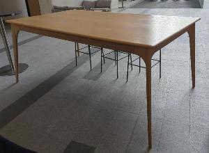 Table haute rectangulaire en bois couleur chêne clair. 109 x 250 x 150. 2 unités. Vendu à l'unité avec faculté de réunion. Localisation : hall