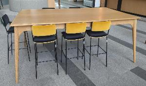 Table haute rectangulaire en bois couleur chêne clair. 109 x 250 x 150. 2 unités. Vendu à l’unité avec faculté de réunion. Localisation : hall