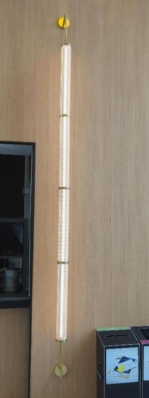 Lampadaire mural en métal doré (Maison Sarah Lavoine), abat-jour en tôle perforée blanche. 4 unités. Vendu à l'unité avec faculté de réunion. Localisation : hall