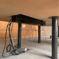 Table de réunion, plateau en forme tonneau en bois avec trappe technique, piétement en métal.
72 x 380 x 140 cm.
Localisation : 6 rue Duret - 75116 Paris. – Image 4