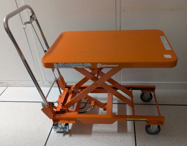 Table élévatrice mobile hydraulique de marque Bishamon modèle BX15CE. Charge maxi : 150 kg. Localisation : 1er repro