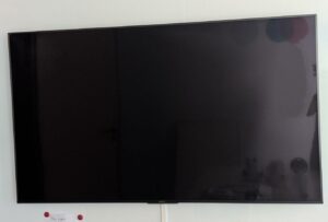 Téléviseur 65 pouces de marque SONY modèle FW-65BZ35F. Avec attache murale. Localisation : 3 est