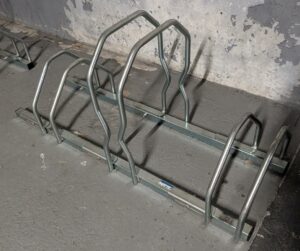 Rack à vélo 3 places de marque Mottez. 2 unités. Vendu à l'unité avec faculté de réunion. Localisation : ssol -1