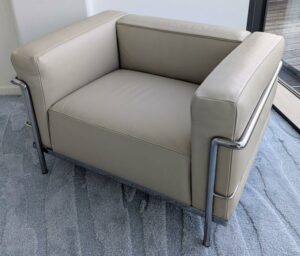 Fauteuil design Le Corbusier, Charlotte Perriand et Pierre Jeanneret modèle LC3 édition CASSINA en cuir blanc cassé, structure en acier chromé. Numéroté 44217. 62 x 99 x 73 cm. Localisation : 7 ouest (7712)