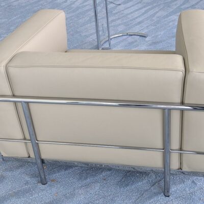 Fauteuil design Le Corbusier, Charlotte Perriand et Pierre Jeanneret modèle LC3 édition CASSINA en cuir blanc cassé, structure en acier chromé. Numéroté 44202. 62 x 99 x 73 cm. Localisation : 7 ouest (7712)