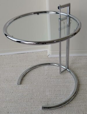 Table d'appoint design Eileen Grey modèle E1027 édition CLASSICON à hauteur réglable en métal chromé et verre. Hauteur mini : 55 cm. Hauteur maxi : 93 cm. Localisation : 7 ouest