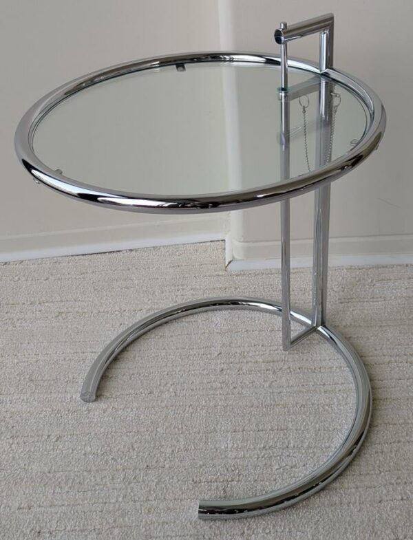 Table d'appoint design Eileen Grey modèle E1027 édition CLASSICON à hauteur réglable en métal chromé et verre. Hauteur mini : 55 cm. Hauteur maxi : 93 cm. Localisation : 7 ouest