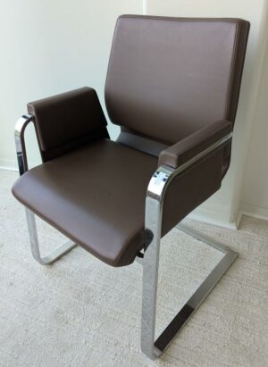 Fauteuil de marque INTERSTUHL modèle 550 A, structure en acier chromé, garniture en cuir marron, piètement en porte à faux.92 x 61 x 65 cm. 5 unités. Vendu à l'unité avec faculté de réunion. Localisation : 7 ouest (7712)