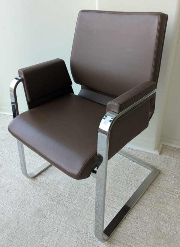 Fauteuil de marque INTERSTUHL modèle 550 A, structure en acier chromé, garniture en cuir marron, piètement en porte à faux.92 x 61 x 65 cm. 5 unités. Vendu à l'unité avec faculté de réunion. Localisation : 7 ouest (7712)