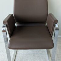 Fauteuil de marque INTERSTUHL modèle 550 A, structure en acier chromé, garniture en cuir marron, piètement en porte à faux.92 x 61 x 65 cm. 5 unités. Vendu à l'unité avec faculté de réunion. Localisation : 7 ouest (7712) – Image 2