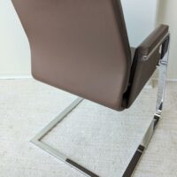 Fauteuil de marque INTERSTUHL modèle 550 A, structure en acier chromé, garniture en cuir marron, piètement en porte à faux.92 x 61 x 65 cm. 5 unités. Vendu à l'unité avec faculté de réunion. Localisation : 7 ouest (7712) – Image 3