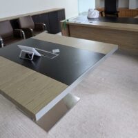 Ensemble de bureau de direction design Dorigo modèle X10 édition Quadrifoglio comprenant un bureau formant angle droit en bois cérusé courbé et cuir avec caisson et trappes techniques et une table de réunion coordonnée. Localisation 7 ouest (7712) – Image 3
