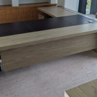 Ensemble de bureau de direction design Dorigo modèle X10 édition Quadrifoglio comprenant un bureau formant angle droit en bois cérusé courbé et cuir avec caisson et trappes techniques et une table de réunion coordonnée. Localisation 7 ouest (7712) – Image 4