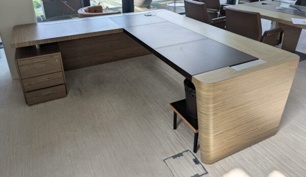 Ensemble de bureau de direction design Dorigo modèle X10 édition Quadrifoglio comprenant un bureau formant angle droit en bois cérusé courbé et cuir avec caisson et trappes techniques et une table de réunion coordonnée. Localisation 7 ouest (7712)