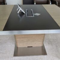 Ensemble de bureau de direction design Dorigo modèle X10 édition Quadrifoglio comprenant un bureau formant angle droit en bois cérusé courbé et cuir avec caisson et trappes techniques et une table de réunion coordonnée. Localisation 7 ouest (7712) – Image 2