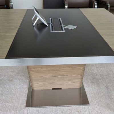 Ensemble de bureau de direction design Dorigo modèle X10 édition Quadrifoglio comprenant un bureau formant angle droit en bois cérusé courbé et cuir avec caisson et trappes techniques et une table de réunion coordonnée. Localisation 7 ouest (7712)