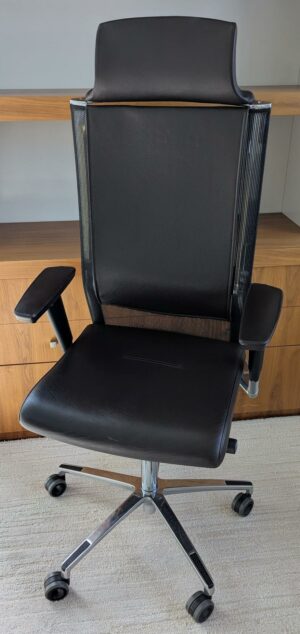 Fauteuil de direction pivotant ajustable avec tétière de marque TALIN, structure en acier chromé, dossier en résille, garniture en cuir marron foncé, piètement en étoile à 5 branches sur roulettes. Localisation : 7 ouest (7712)