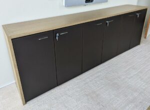 Enfilade en bois cérusé design Dorigo gamme X10 édition Quadrifoglio ouvrant par 6 portes gainées de cuir marron foncé. Localisation : 7 ouest (7712)