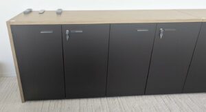 Enfilade en bois cérusé design Dorigo gamme X10 édition Quadrifoglio ouvrant par 4 portes gainées de cuir marron foncé. 2 unités. Vendu à l'unité avec faculté de réunion. Localisation : 7 ouest (7712)