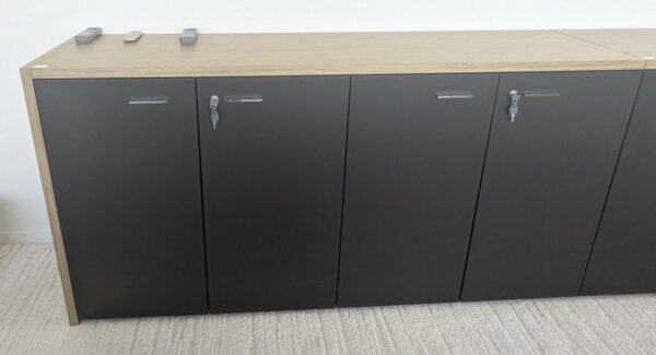 Enfilade en bois cérusé design Dorigo gamme X10 édition Quadrifoglio ouvrant par 4 portes gainées de cuir marron foncé. 2 unités. Vendu à l'unité avec faculté de réunion. Localisation : 7 ouest (7712)