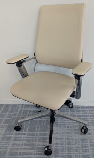 Fauteuil ergonomique pivotant ajustable en hauteur de marque KLOEBER modèle Connex 2 recouvert de cuir couleur crème, piètement en étoile à 5 branches sur roulettes. 18 unités. Vendu à l'unité avec faculté de réunion. Localisation : 7 ouest