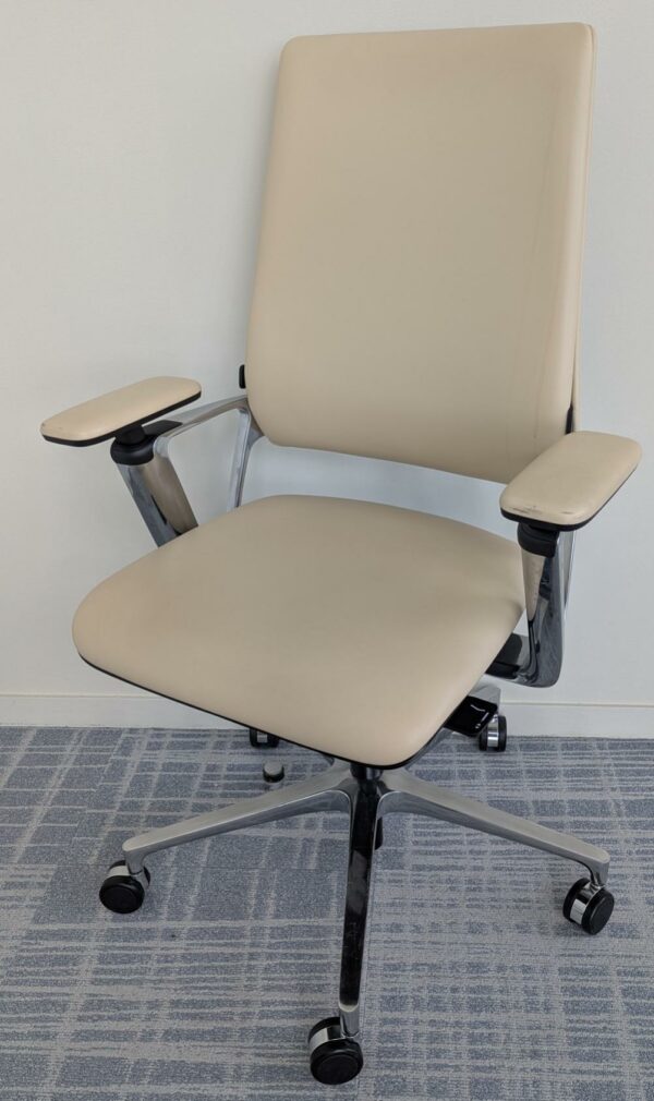 Fauteuil ergonomique pivotant ajustable en hauteur de marque KLOEBER modèle Connex 2 recouvert de cuir couleur crème, piètement en étoile à 5 branches sur roulettes. 18 unités. Vendu à l'unité avec faculté de réunion. Localisation : 7 ouest