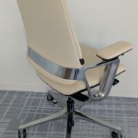 Fauteuil ergonomique pivotant ajustable en hauteur de marque KLOEBER modèle Connex 2 recouvert de cuir couleur crème, piètement en étoile à 5 branches sur roulettes. 18 unités. Vendu à l'unité avec faculté de réunion. Localisation : 7 ouest – Image 2