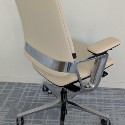 Fauteuil ergonomique pivotant ajustable en hauteur de marque KLOEBER modèle Connex 2 recouvert de cuir couleur crème, piètement en étoile à 5 branches sur roulettes. 18 unités. Vendu à l’unité avec faculté de réunion. Localisation : 7 ouest