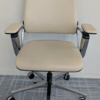 Fauteuil ergonomique pivotant ajustable en hauteur de marque KLOEBER modèle Connex 2 recouvert de cuir couleur crème, piètement en étoile à 5 branches sur roulettes. 18 unités. Vendu à l'unité avec faculté de réunion. Localisation : 7 ouest – Image 3
