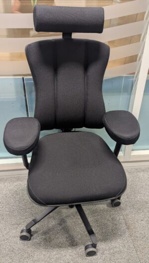 Fauteuil ergonomique multifonction de marque Officeline Sweden modèle Höganas +501 Multimatic en tissu noir, piètement en étoile à 5 branches sur roulettes. Localisation : 3 est