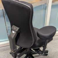 Fauteuil ergonomique multifonction de marque Officeline Sweden modèle Höganas +501 Multimatic en tissu noir, piètement en étoile à 5 branches sur roulettes. Localisation : 3 est – Image 3